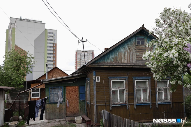 От уютного дома возле многоэтажки хозяйка готова отказаться | Источник: Евгений Софийчук / NGS55.RU