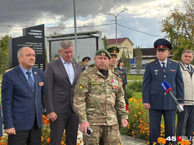 Военнослужащий Сергей Кривощеков выступает на открытии стелы | Источник: Кирилл Митин / 45.RU