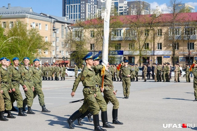 Вскоре появились и парни в камуфляже