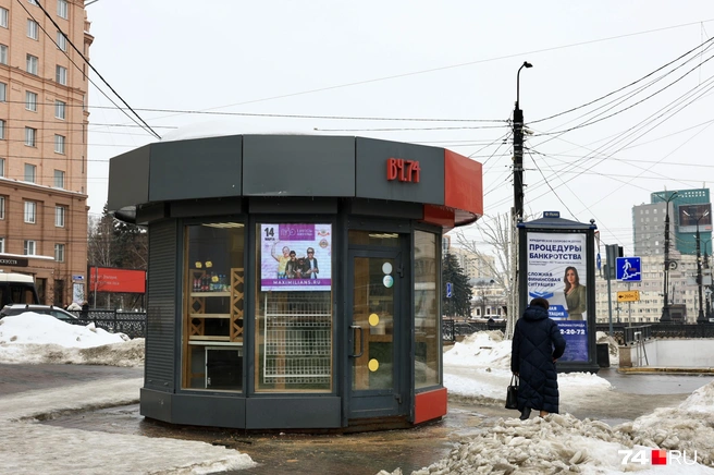 Сравните, как киоск выглядел 13 марта и 16-го | Источник: Михаил Шилкин