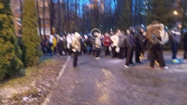 Перед входом — длинная очередь из учеников. В школах Одинцово усилили меры безопасности после резни в Горках-2 | Источник: «Типичное Одинцово»