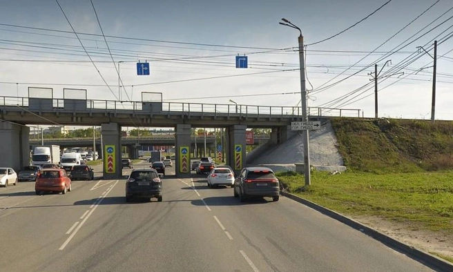 Вид из полосы, по которой ехал Audi. Он имел право повернуть направо | Источник: «Яндекс Карты»