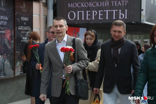 Другие же несли с собой букеты гвоздик, украшенные георгиевскими лентами | Источник: Артем Устюжанин / MSK1.RU