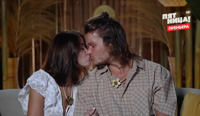 Степан и Айза&nbsp;— победители первого сезона «Савка на любовь»&nbsp;— не скрывали своих эмоций | Источник: кадр из реалити-шоу «Ставка на любовь» (16+), телеканал «Пятница», 2025 год