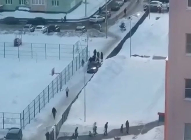 На улице Шереметьевской водитель перегородил тротуар возле детского сада | ya62.ru