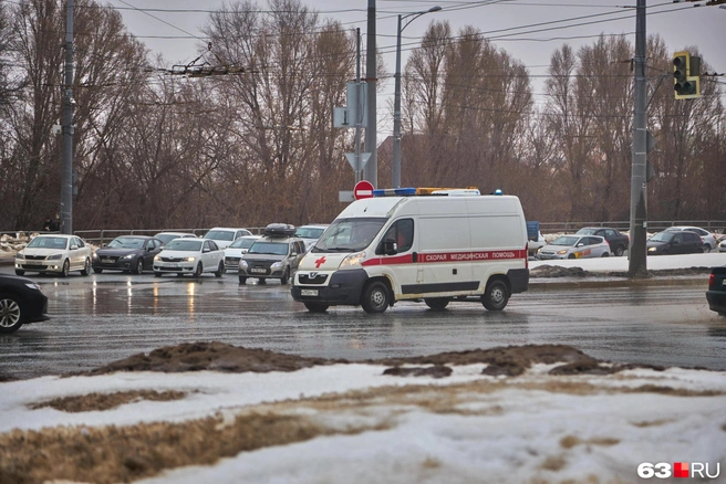 Раньше бабушки любили консультироваться с врачами по номеру 103. Теперь так нельзя | Источник: Роман Данилкин / 63.RU