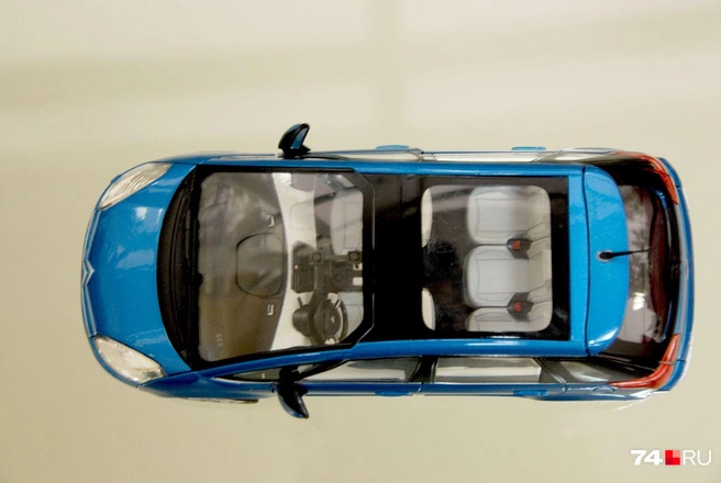 Модель Citroen C4 Picasso, которую я разыгрывал лет 15 назад среди читателей. За счет масштаба 1:18 она отличалась детализированным салоном: педали, подрулевые переключатели, уключины для ремней безопасности… | Источник: Артем Краснов