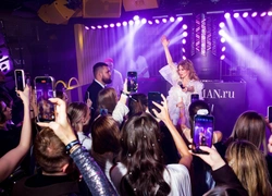 Блеск серебра, перфомансы и предсказания: как прошла Celebrity Party в честь дня рождения Woman.ru