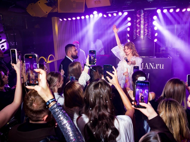 Блеск серебра, перфомансы и предсказания: как прошла Celebrity Party в честь дня рождения Woman.ru