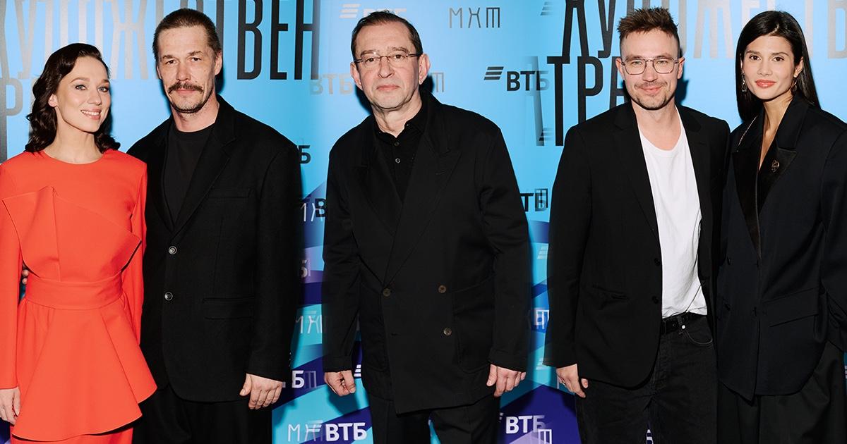 Беременная Шпица, разведенная Авратинская и влюбленные Петровы: на Премии МХТ были все