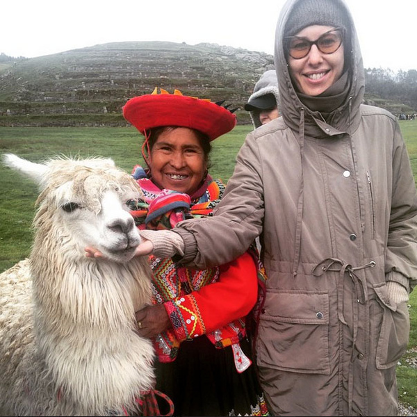 Ксения Собчак с жительницей Перу и представителем местной фауны