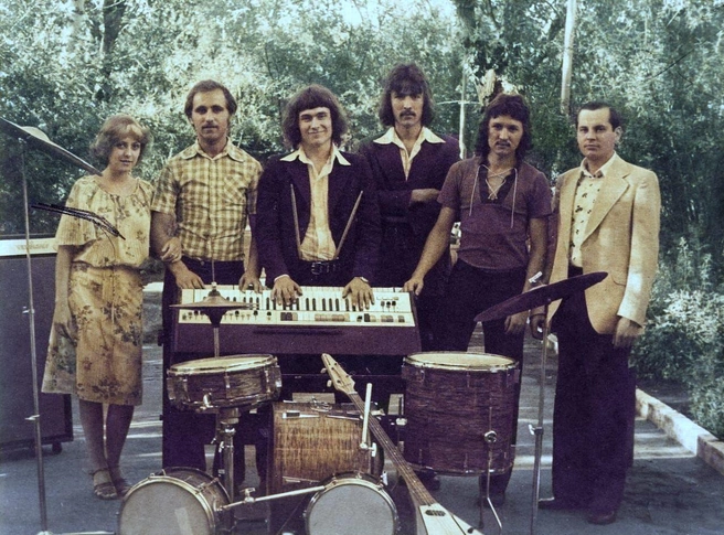 1979 год, ВИА «Тоника» Локомотивного депо. Слева направо: вокалистка Ирина Конаревская, бас-гитарист Николай Козлов, гитарист Сергей Баратаев, клавишник Игорь Лохов | Источник: Сергей Жеребцов