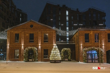 Лаконично, строго, но со вкусом оформили двор у ЖК «Строганов» | Источник: Тимофей Калмаков / 59.RU