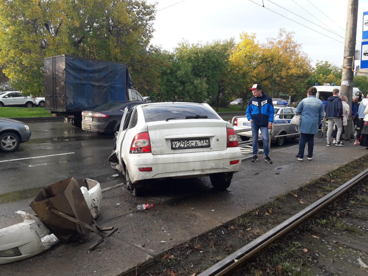 В Челябинске «Приора» влетела в остановку 18 сентября 2019 г - 19 сентября  2019 - 74.ру