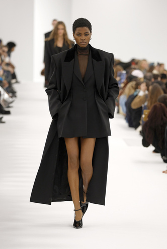 Зима 2023/24 в стиле Givenchy: повторяем трендовые образы с модного показа