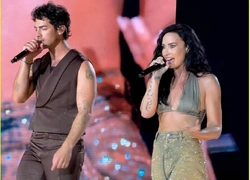 Деми Ловато выступила на концерте Jonas Brothers