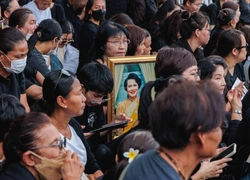 В Таиланде внезапно закончилась вся черная одежда