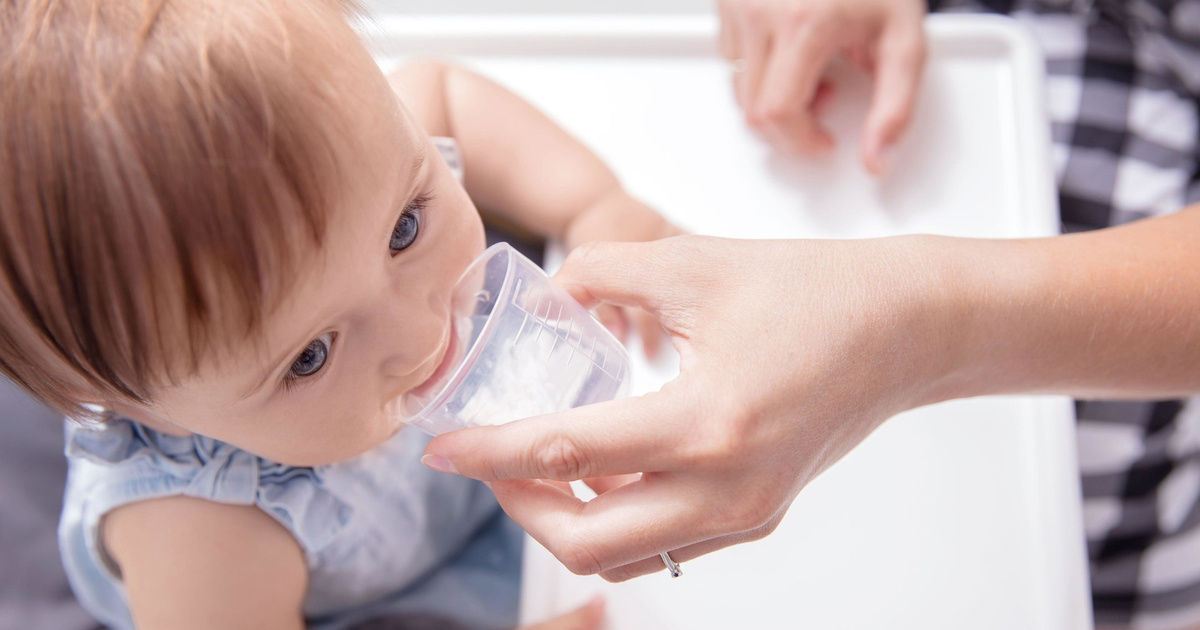 Новорожденный в воде. Напитки для детей. Младенец пьет молоко. Малыш пьет воду из ванной. Пить воду новорожденному ребенку
