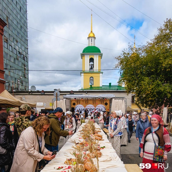 На столе, украшенном яблоками и злаками,&nbsp;— блюда традиционной коми-пермяцкой кухни | Источник: Тимофей Калмаков / 59.RU