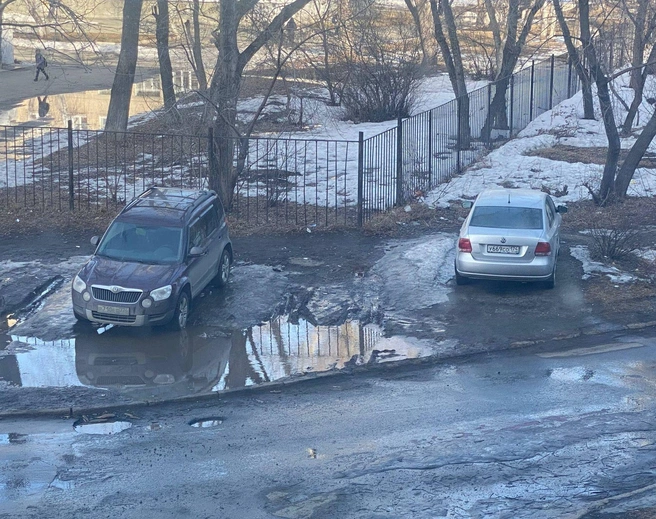 Двор на улице Гражданской. Skoda Yeti (Р710ЕЕ 774) и Volkswagen Polo (У669СО 174) делают вид, что не заметили газон и тротуар под снегом. До некоторых весна долго доходит | Источник: читатель 74.RU