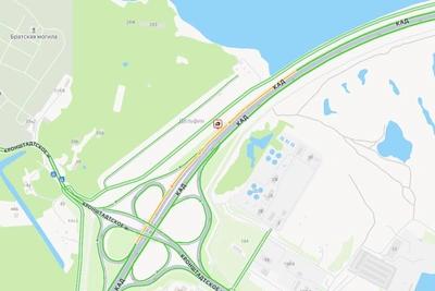 Микроавтобус врезался в ограждение на КАД под Кронштадтом