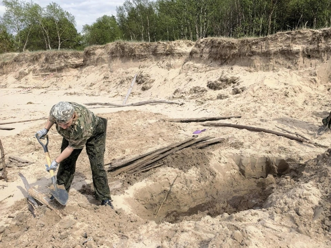 Глубина захоронения&nbsp;— буквально несколько десятков сантиметров | Источник: Поисковое движение России Архангельск / Vk.com