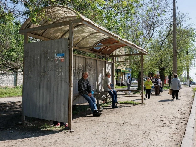 Боковой лист металла на остановке местами держится на проволоке | Источник: Алексей Волхонский / V1.RU