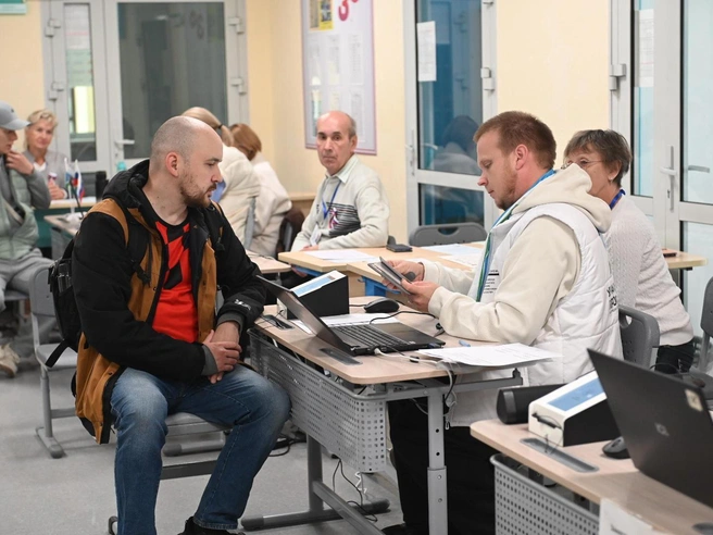 Впрочем, в 30-й школе, даже несмотря на изменения, сегодня многолюдно. | Источник: Дмитрий Емельянов / E1.RU
