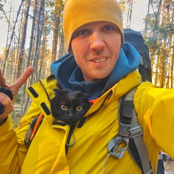 Когда кошечка устает, то хозяин носит ее за пазухой | Источник: Анатолий Ероховец / telegram 