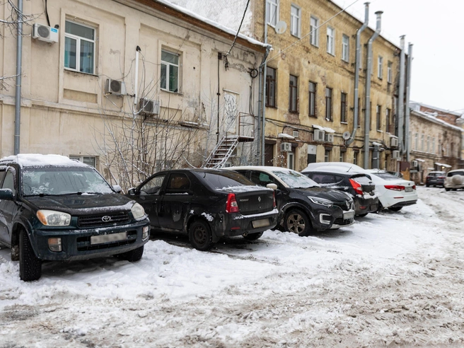 В то же время дворы и узкие переулки в центре города переполнены машинами. | Источник: Артем Бауман / 76.RU