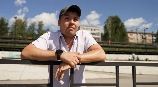 У Максима серебряная медаль, красный диплом вуза, он работает на станции техосмотра. У мужчины есть своя квартира в ипотеке, он занимается спортом  | Источник: шоу «Ждули» (18+), телеканал «Ю»