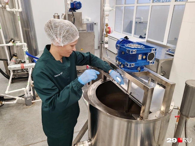 Внутри — основа для будущего скраба | Источник: Елена Ионайтис / 29.RU