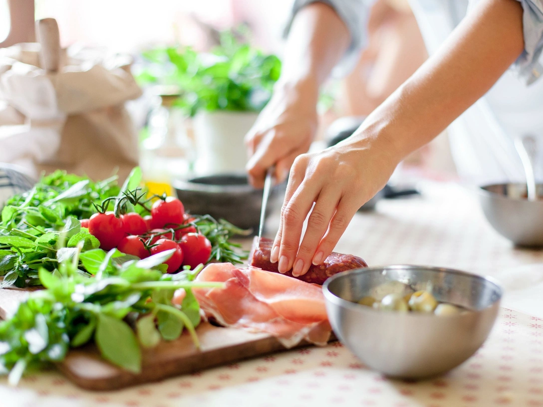 Какие продукты никогда нельзя сочетать в одном блюде: 5 главных запретов, чтобы не навредить здоровью | marieclaire.ru