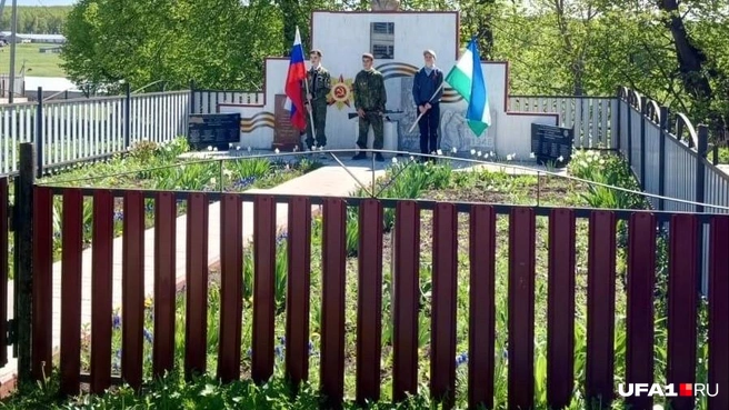 А вот и плиты Равиля. Красная почти в центре, две черные по краям | Источник: Анжелика Тимофеева