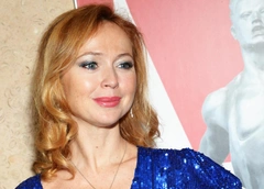 «В 47 выглядит на 30»: Елена Захарова показалась поклонникам в бикини