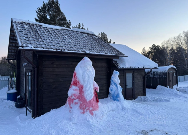 Зимой территорию украшают фигурами Деда Мороза и Снегурочки. Дети будут в восторге | Источник: cian.ru