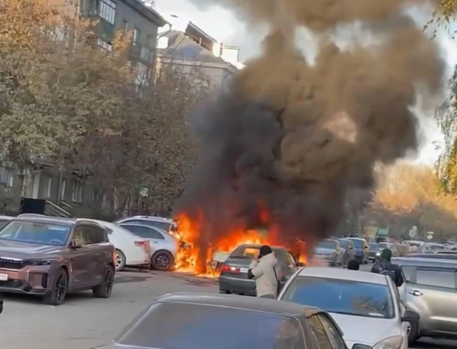 Огонь охватил седан | Источник: «АСТ-54 Black» / Телеграм