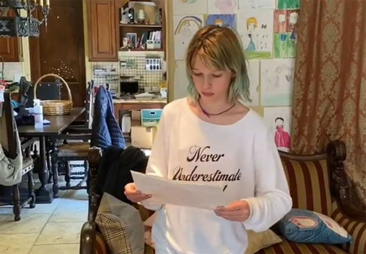 Дочь Миллы Йовович написала сказку на русском языке и читает на камеру без акцента (видео)