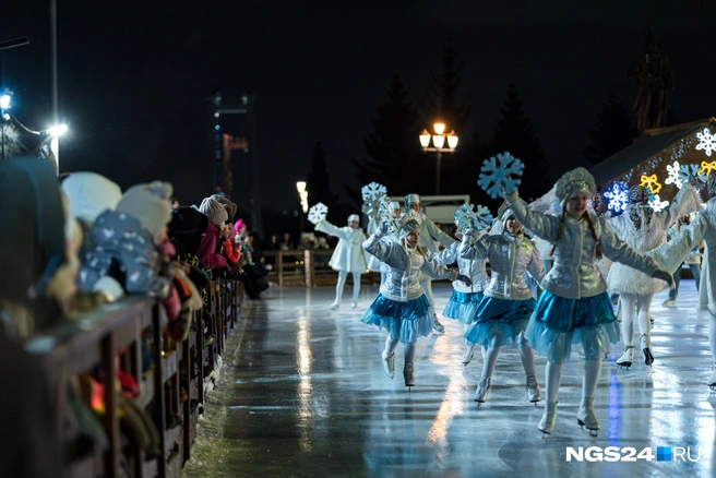 Какой каток без Снегурочек | Источник: Мария Ленц / NGS24.RU
