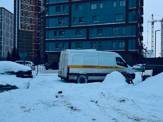 К месту, где была течь, приехала частная аварийная бригада | Источник: читатели НГС