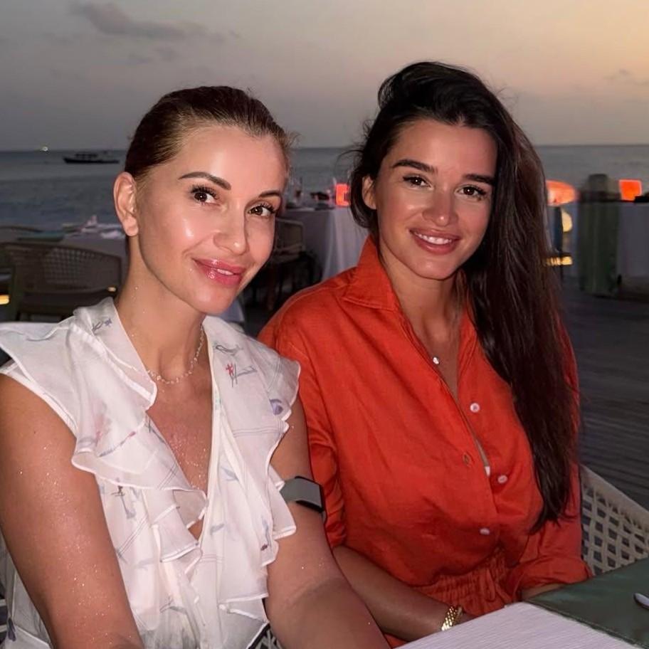 Ревва с женой показали страсть на Мальдивах, Джанабаева впервые за много лет сменила образ: соцсети звезд