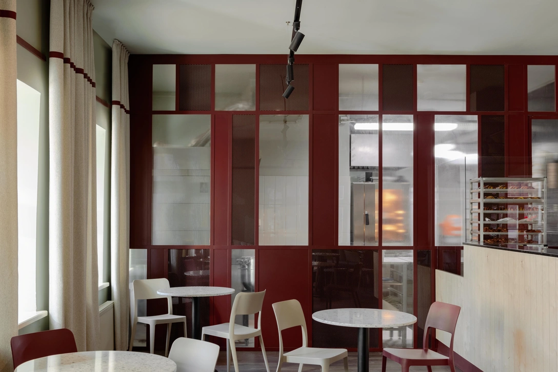 Вся мебель корпусная и перегородка между залом и кухней выполнена по эскизам авторов проекта. Стулья, Midj. Текстиль, Rode. Краска, Caparol. | mcmaison.ru