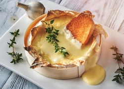 Как правильно есть камамбер, чтобы не выглядеть глупо: 4 вкусных способа, о которых вы не знали