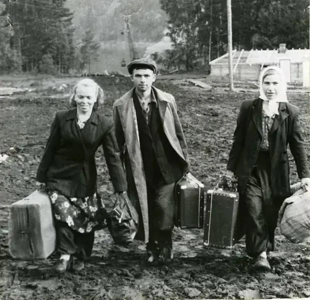 1956 год. Первые строители на створе: с чемоданами и билетами в один конец — на «всесоюзную ударную». Рядом со стройкой вырастет город Дивногорск | Источник: divmuseum.ru