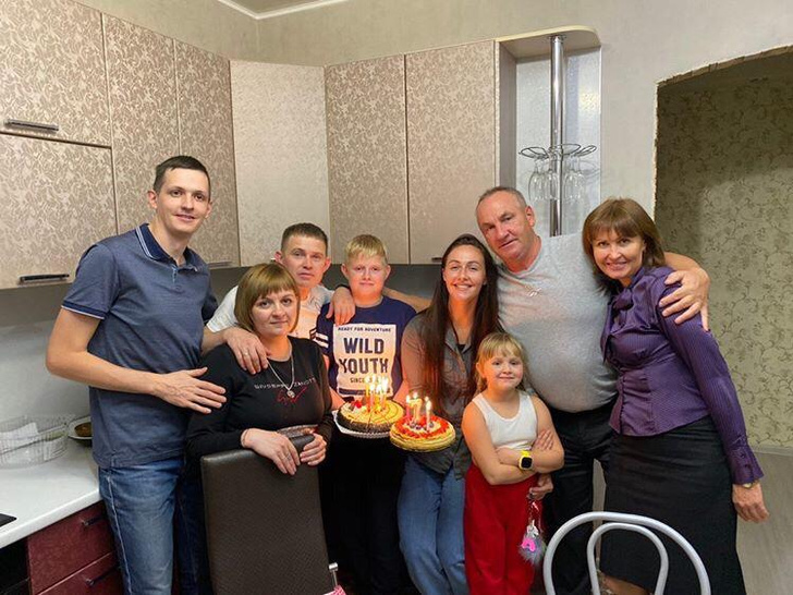 На фото: родной брат отца Виталий Устинов с супругой, детьми и внуками