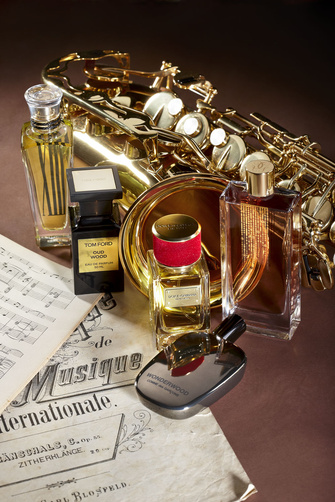 Классические композиции Парфюмерная вода: La Treizième Heure из коллекции Les Heures de Parfum от Cartier; Oud Wood от Tom Ford; Velvet Desire из коллекции Velvet от Dolce&Gabbana; Wonderwood от Comme des Garçons; Rose Nacrée du Désert из коллекции Les Déserts d’Оrient от Guerlain.