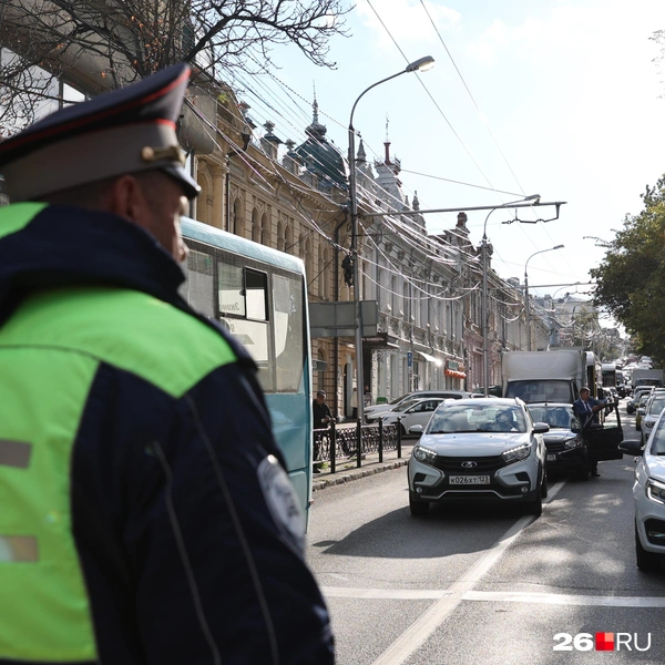 На время крестного хода было ограничено движение транспорта по улице Голенева | Источник: Иван Высочинский / 26.RU
