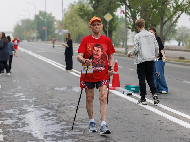 В спортивных упражнениях ветеран не уступает молодым | Источник: Алексей Волхонский / V1.RU