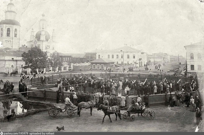 1899 год, молебен при открытии сквера на перекрестке Большой улицы и Покровского переулка | Источник: pastvu.com