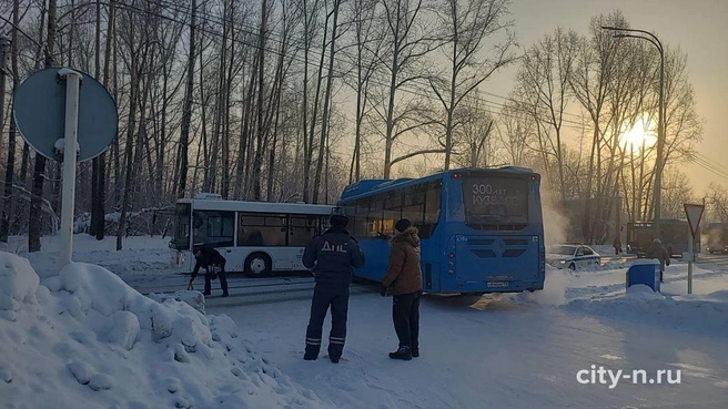 Два автобуса столкнулись у крематория в Новокузнецке | 142.ru